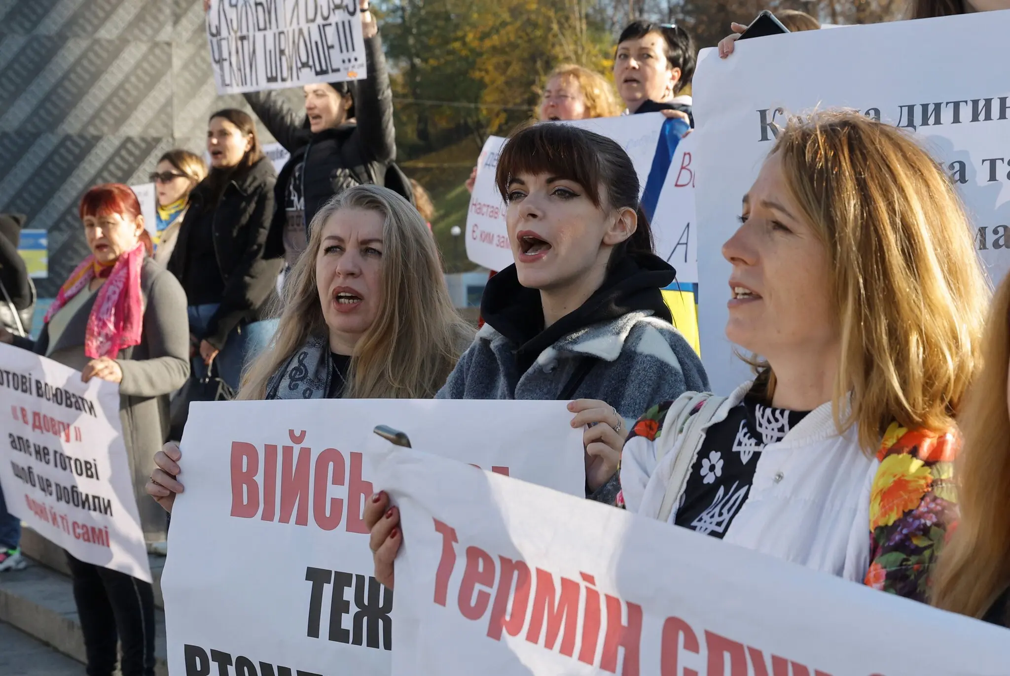 У жовтні в Києві розпочався мітинг родичів бійців із закликом демобілізувати тих, хто воював з початку повномасштабної війни. Такі протести почастішали.